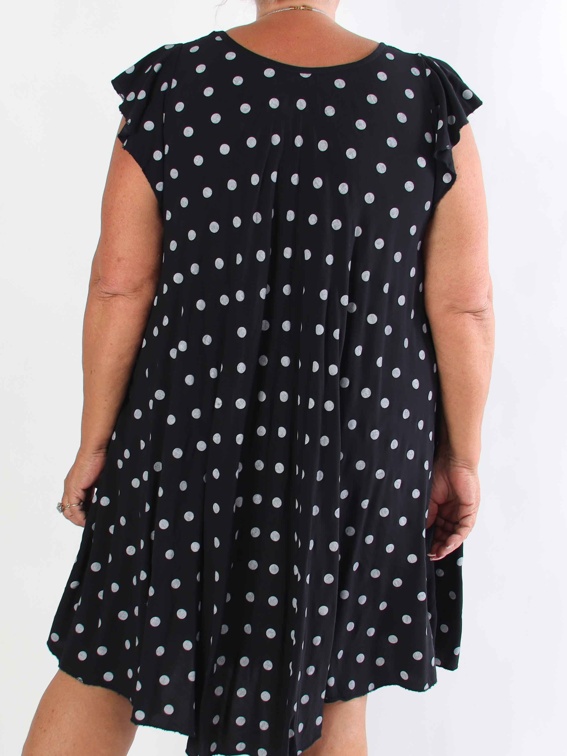 Elinora - Feminin plus size kjole i blød viskose med fine prikker og elegante flæseærmer